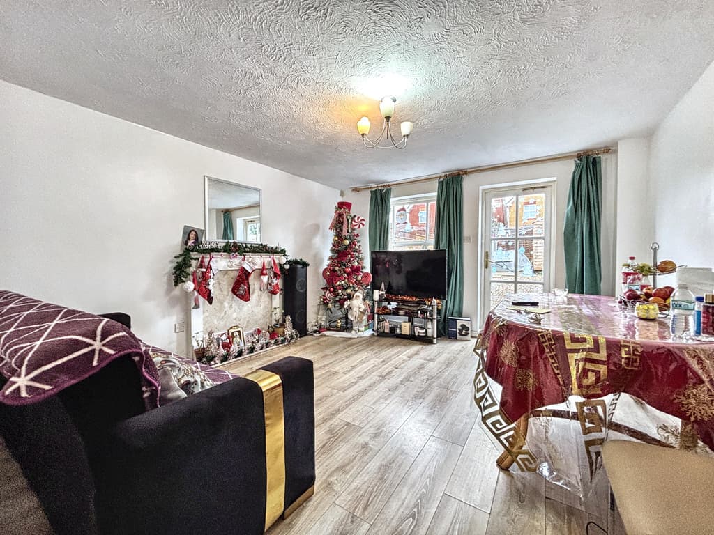 2 bed house in The Beeches, Bristol