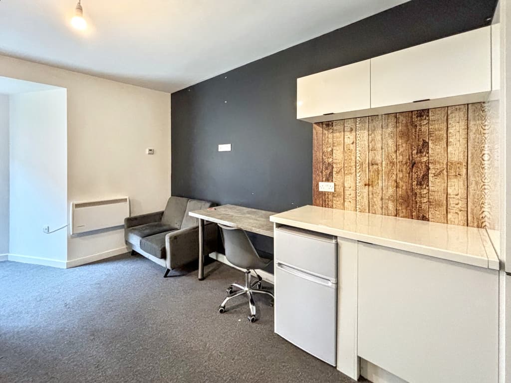 1 bed room in , Room 1, 94 Blackswarth Road, Bristol