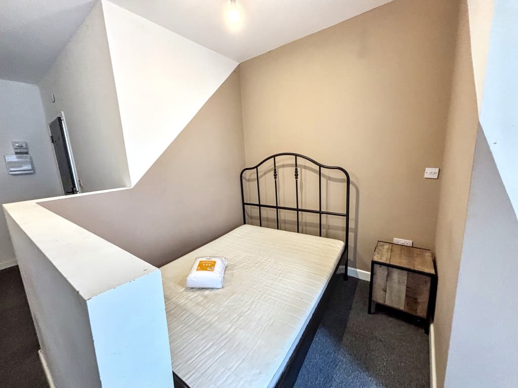 1 bed room in , Room 1, 94 Blackswarth Road, Bristol