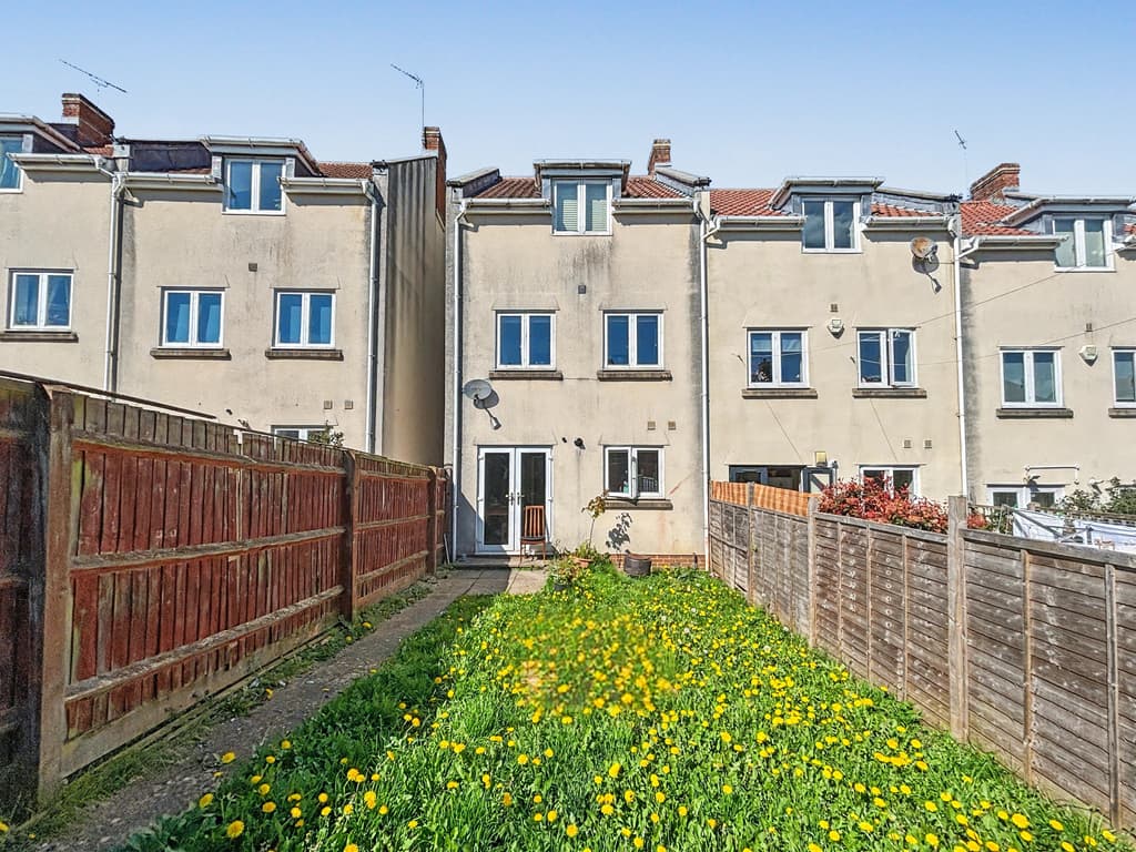 4 bed flat in Lydia Court, Bristol