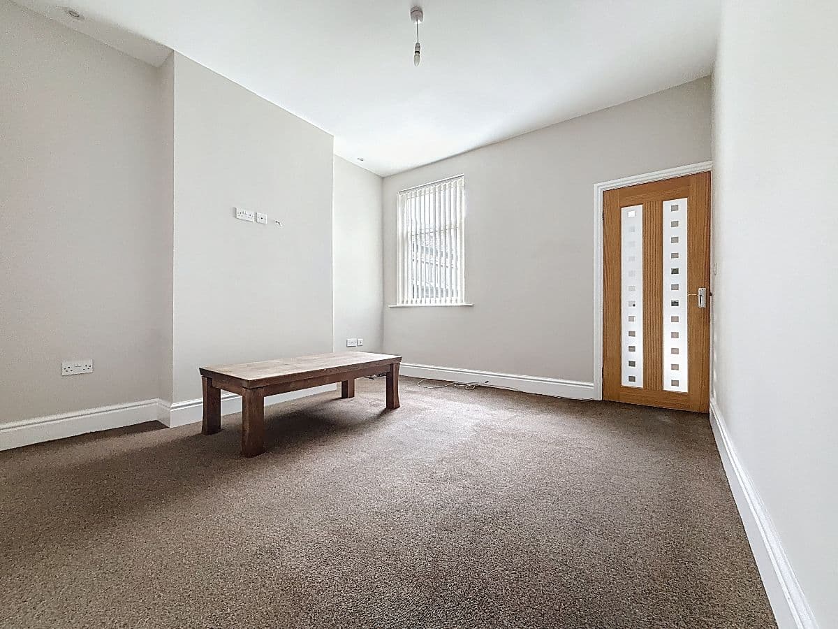 2 bed house in Whieldon Road, Stoke-on-Trent