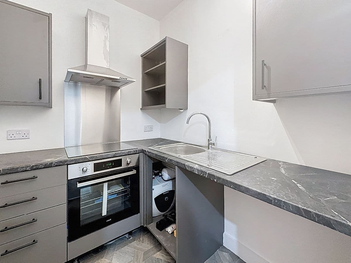 1 bed flat on Lyons Grove, Consort Street