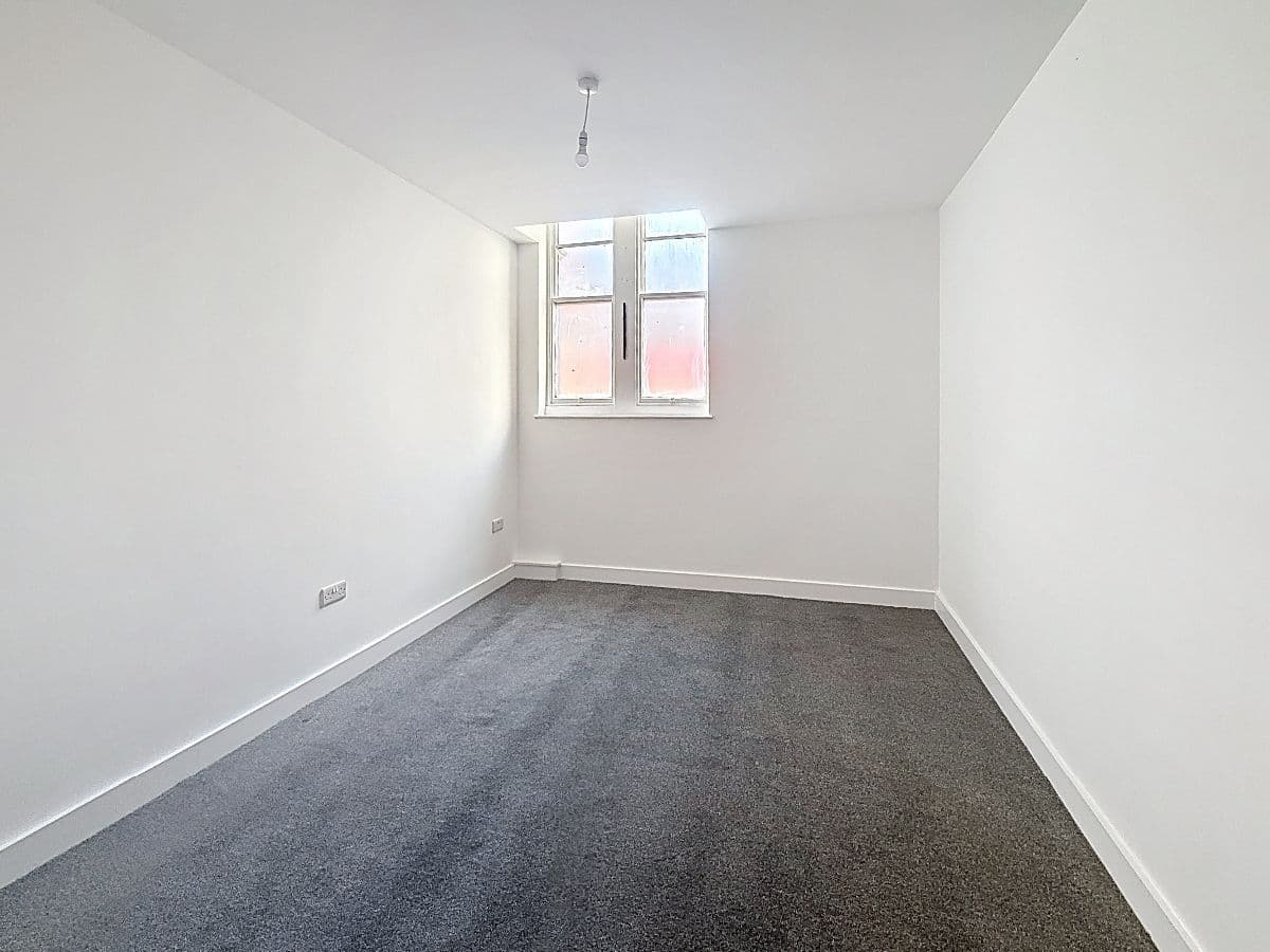1 bed flat on Lyons Grove, Consort Street