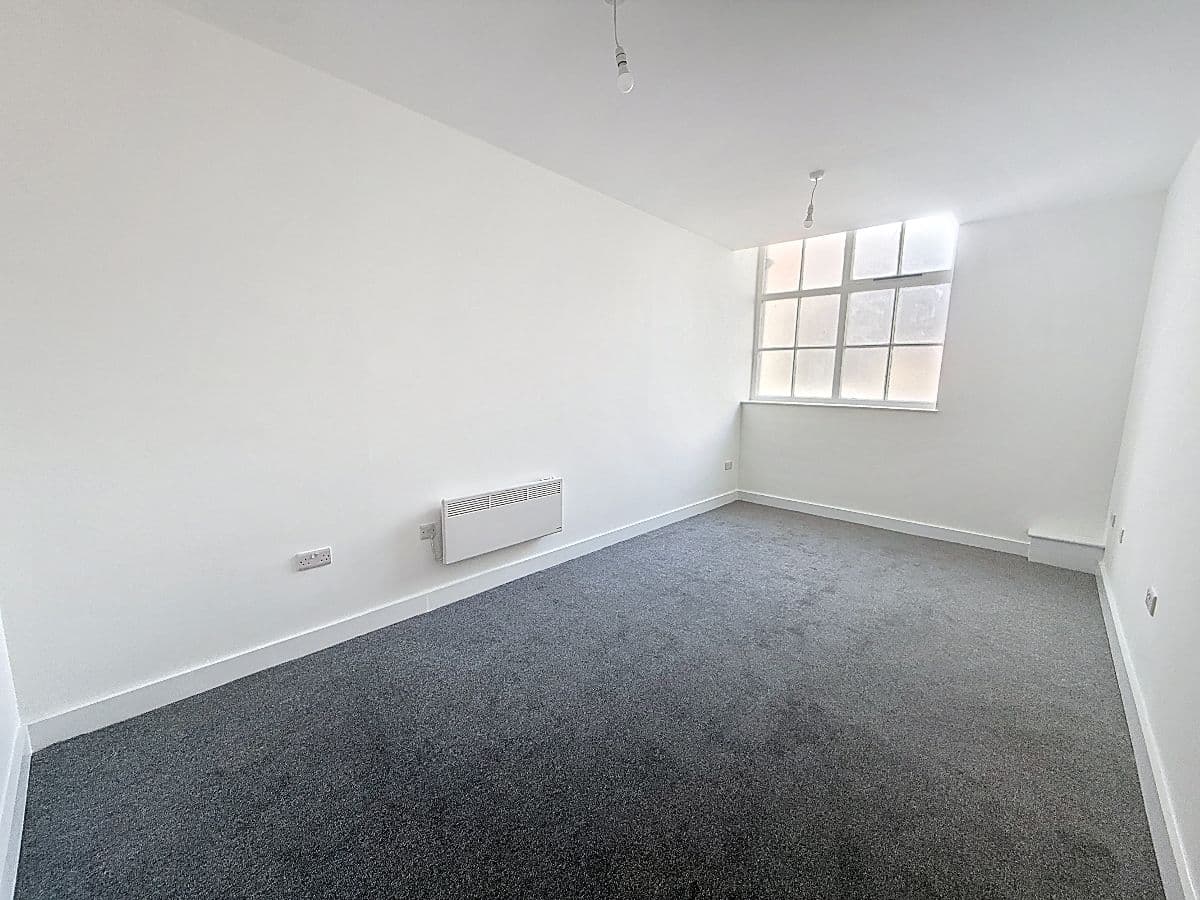 1 bed flat on Lyons Grove, Consort Street