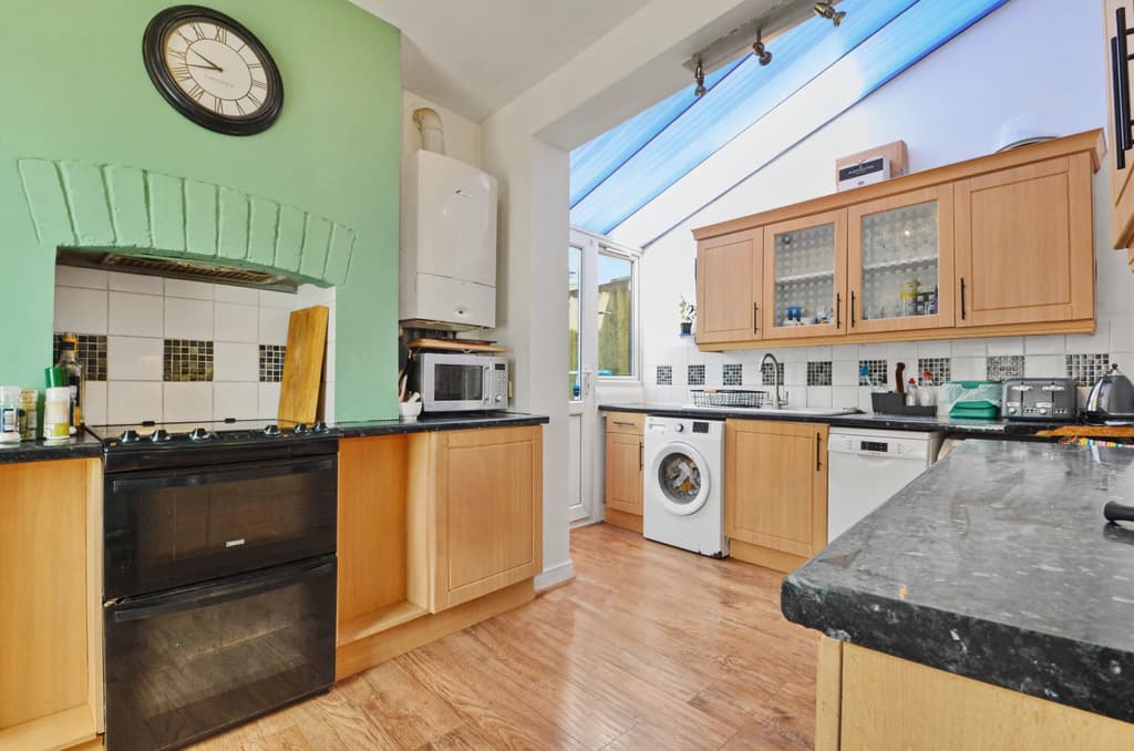2 bed house in Leonard Road, BRISTOL