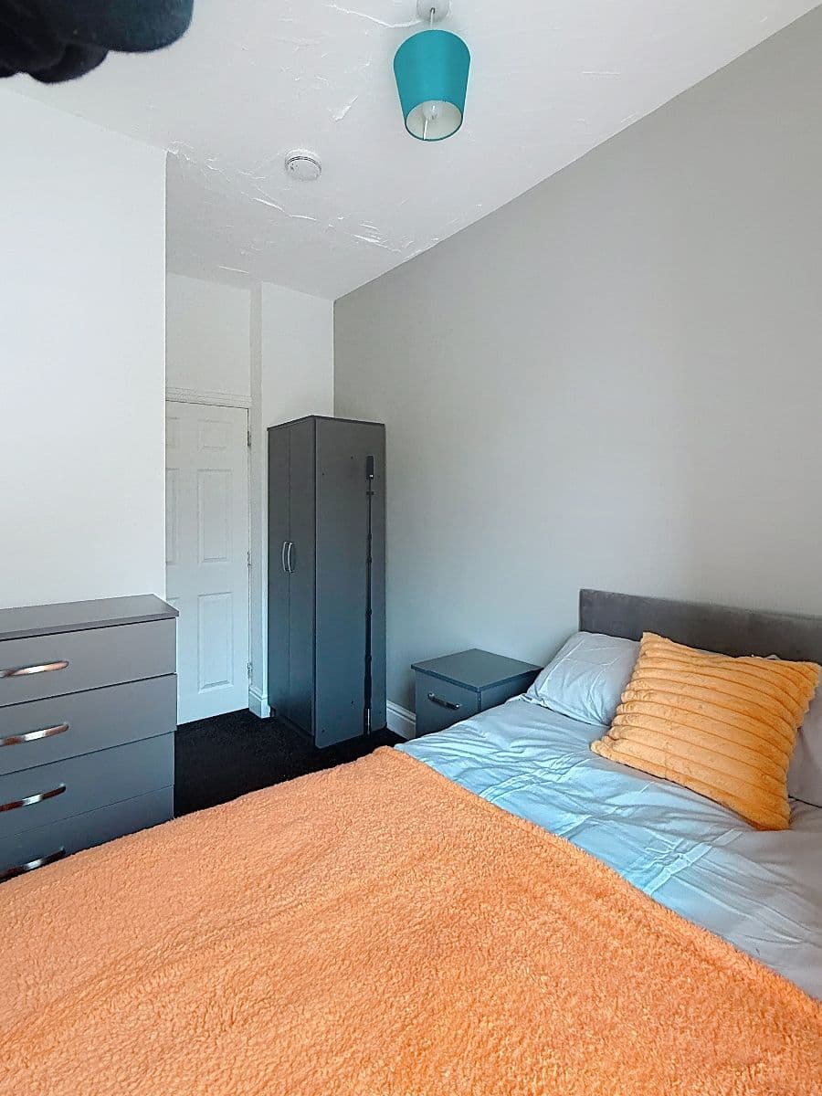 6 bed house on Etruria Road, Stoke-on-Trent