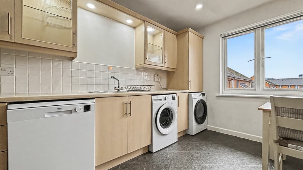 2 bed flat in CF10