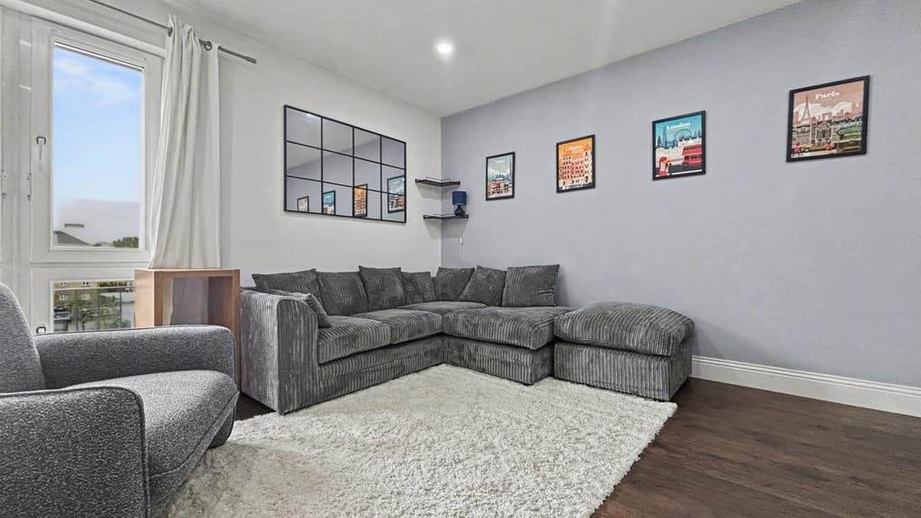 2 bed flat in CF10
