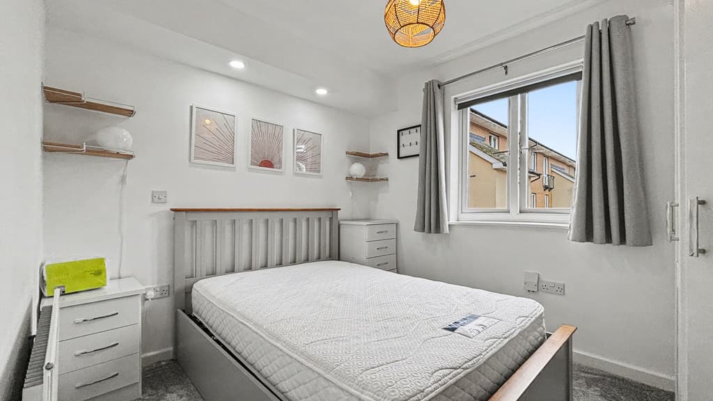 2 bed flat in CF10