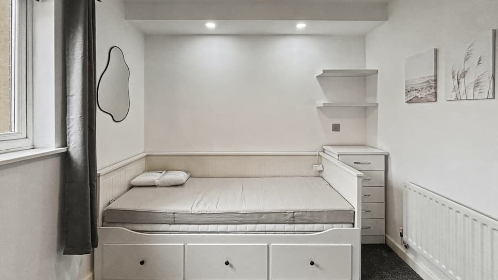 2 bed flat in CF10