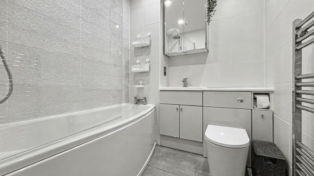 2 bed flat in CF10