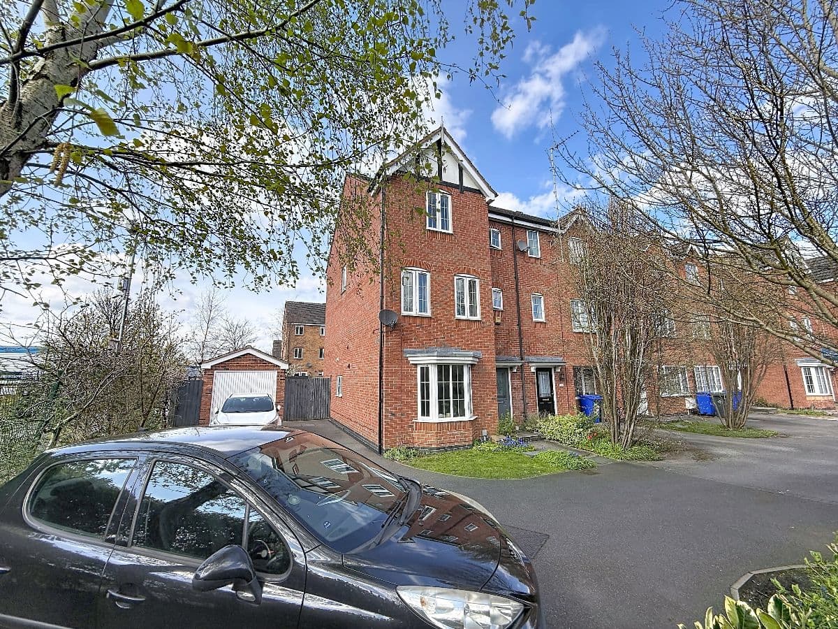 6 bed house in Godwin Way, Stoke-on-Trent